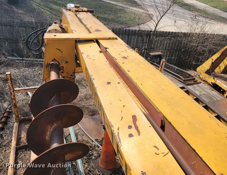 image for item MH9646 1997 International 4900  digger derrick truck