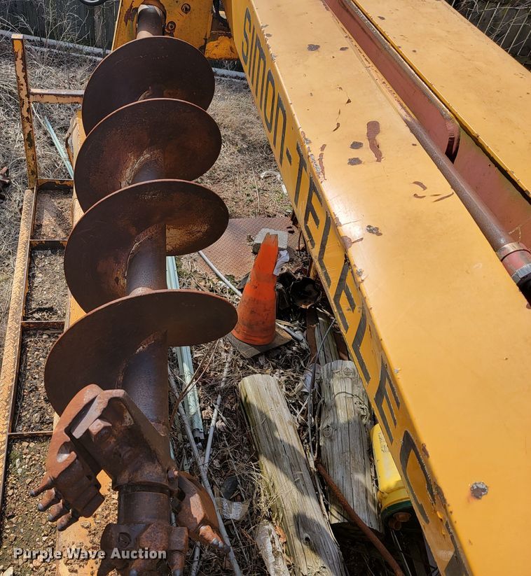 image for item MH9646 1997 International 4900  digger derrick truck