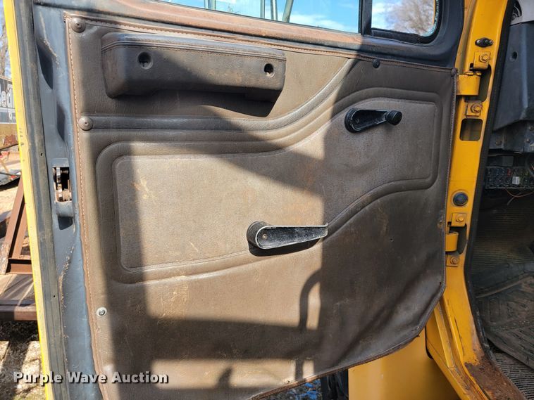 image for item MH9646 1997 International 4900  digger derrick truck