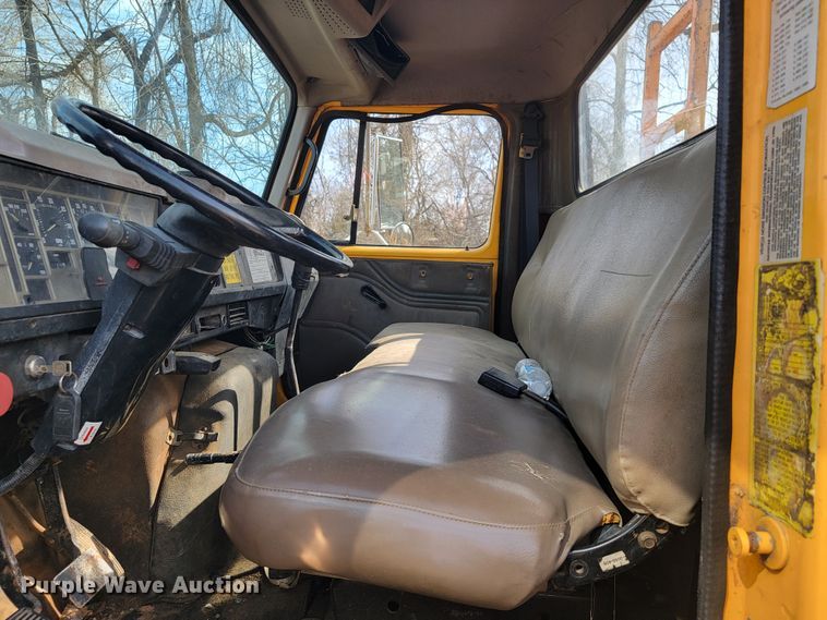 image for item MH9646 1997 International 4900  digger derrick truck