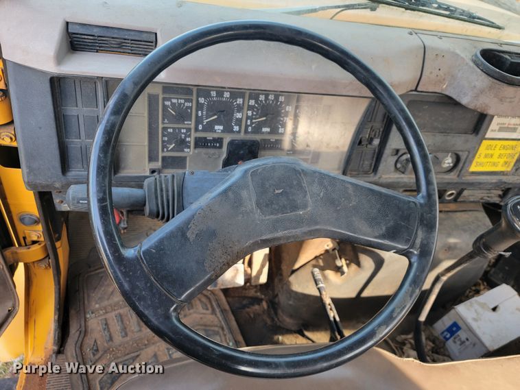 image for item MH9646 1997 International 4900  digger derrick truck