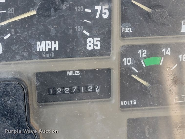 image for item MH9646 1997 International 4900  digger derrick truck