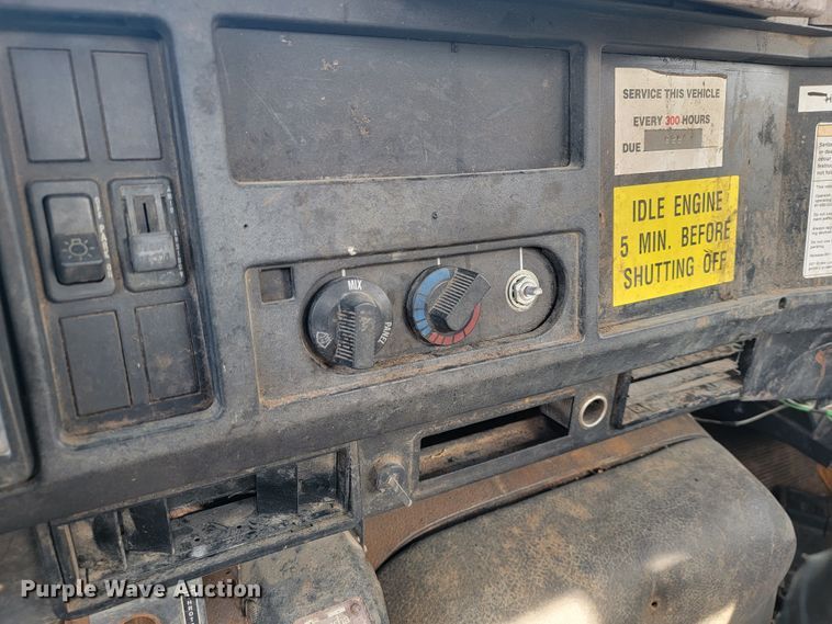 image for item MH9646 1997 International 4900  digger derrick truck