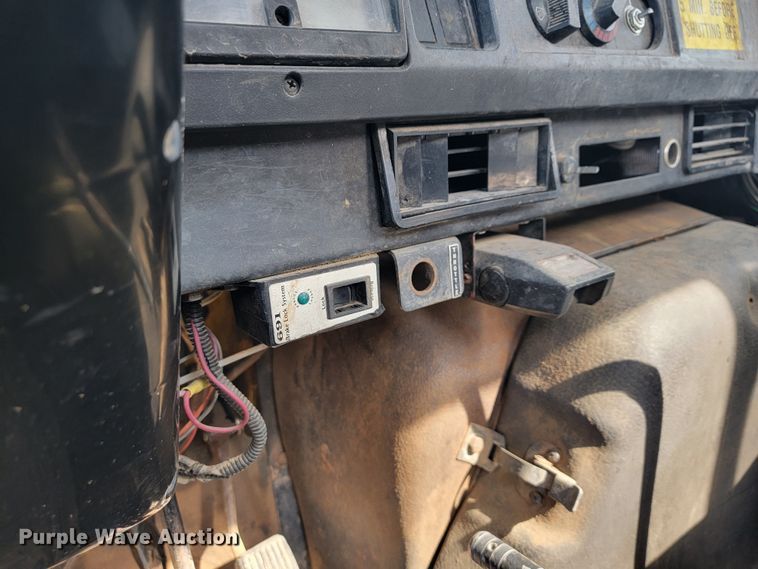 image for item MH9646 1997 International 4900  digger derrick truck