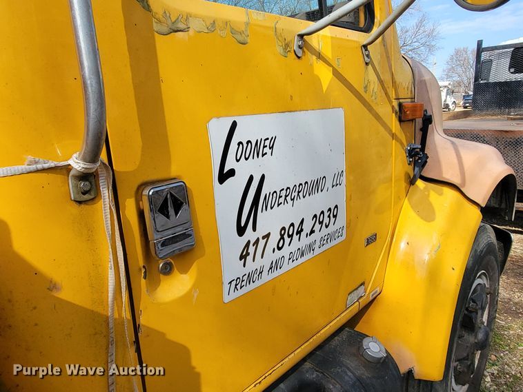 image for item MH9646 1997 International 4900  digger derrick truck