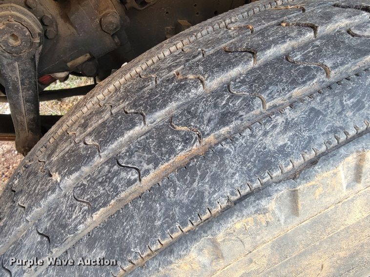 image for item MH9646 1997 International 4900  digger derrick truck