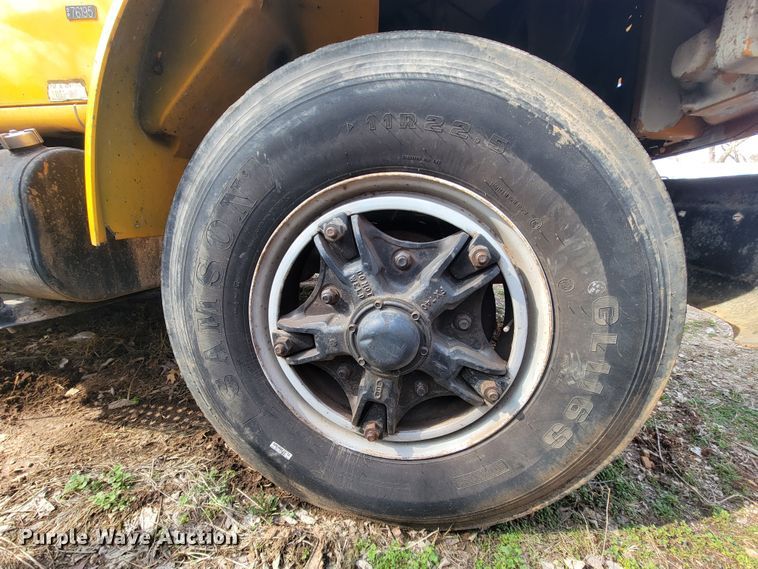 image for item MH9646 1997 International 4900  digger derrick truck