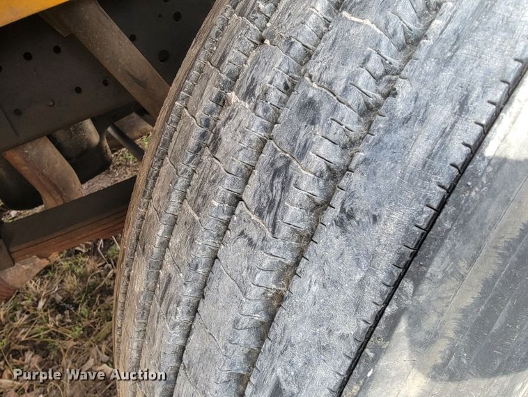 image for item MH9646 1997 International 4900  digger derrick truck