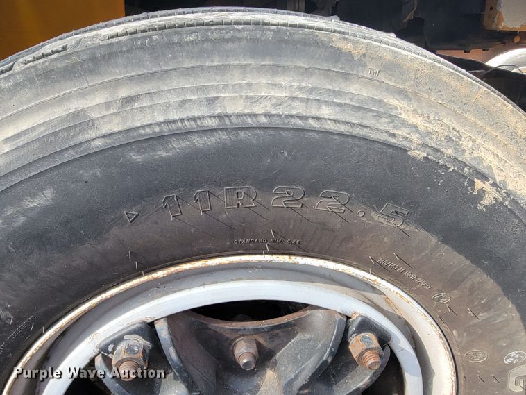 image for item MH9646 1997 International 4900  digger derrick truck