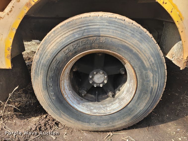 image for item MH9646 1997 International 4900  digger derrick truck