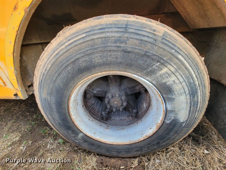 image for item MH9646 1997 International 4900  digger derrick truck