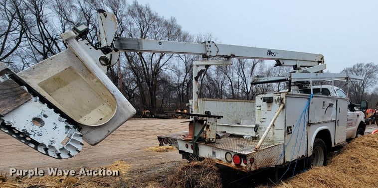 image for item MH9650 2001 Ford F450 Super Duty  bucket truck