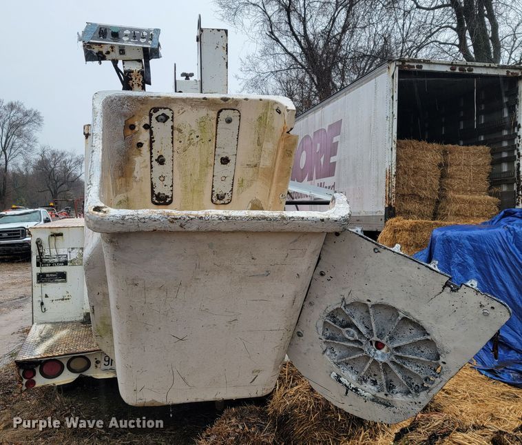 image for item MH9650 2001 Ford F450 Super Duty  bucket truck