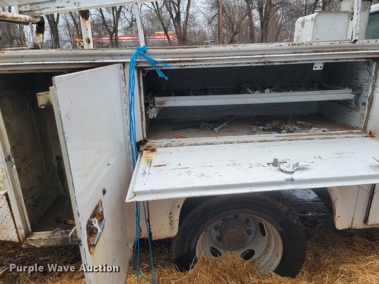 image for item MH9650 2001 Ford F450 Super Duty  bucket truck