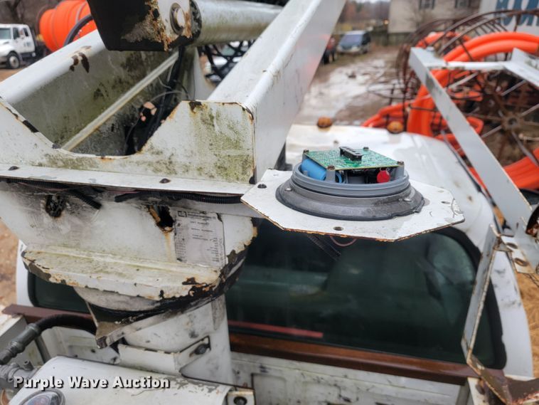 image for item MH9650 2001 Ford F450 Super Duty  bucket truck