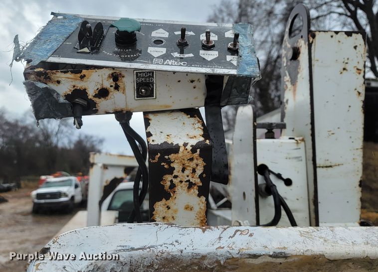 image for item MH9650 2001 Ford F450 Super Duty  bucket truck