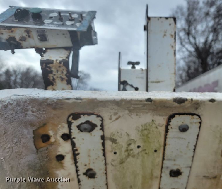 image for item MH9650 2001 Ford F450 Super Duty  bucket truck