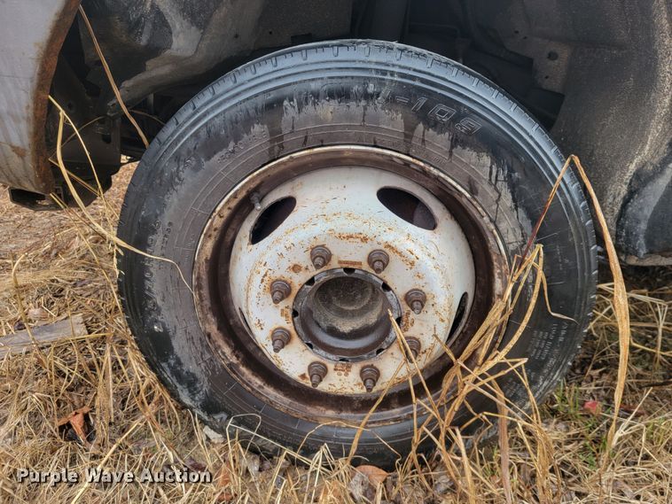 image for item MH9650 2001 Ford F450 Super Duty  bucket truck