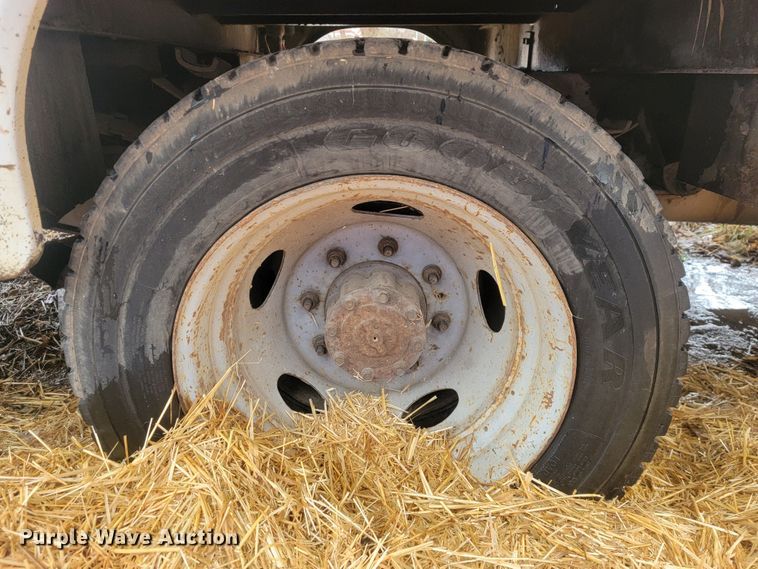 image for item MH9650 2001 Ford F450 Super Duty  bucket truck