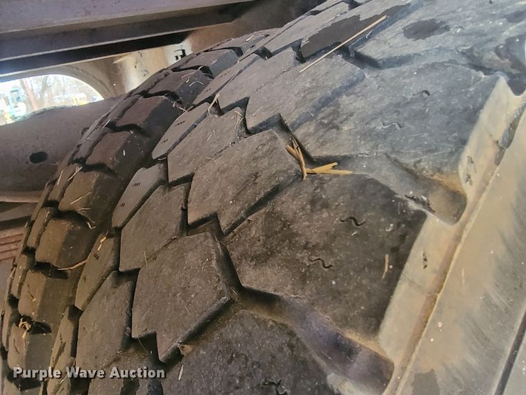 image for item MH9650 2001 Ford F450 Super Duty  bucket truck