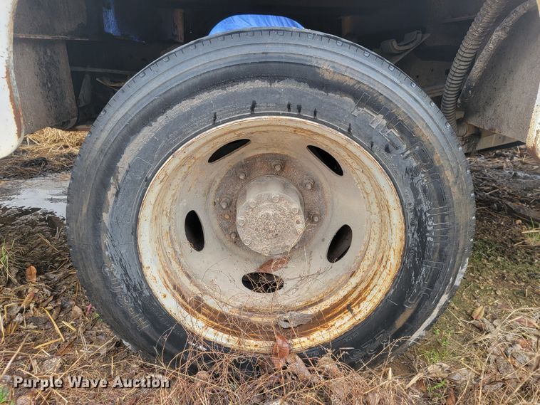 image for item MH9650 2001 Ford F450 Super Duty  bucket truck