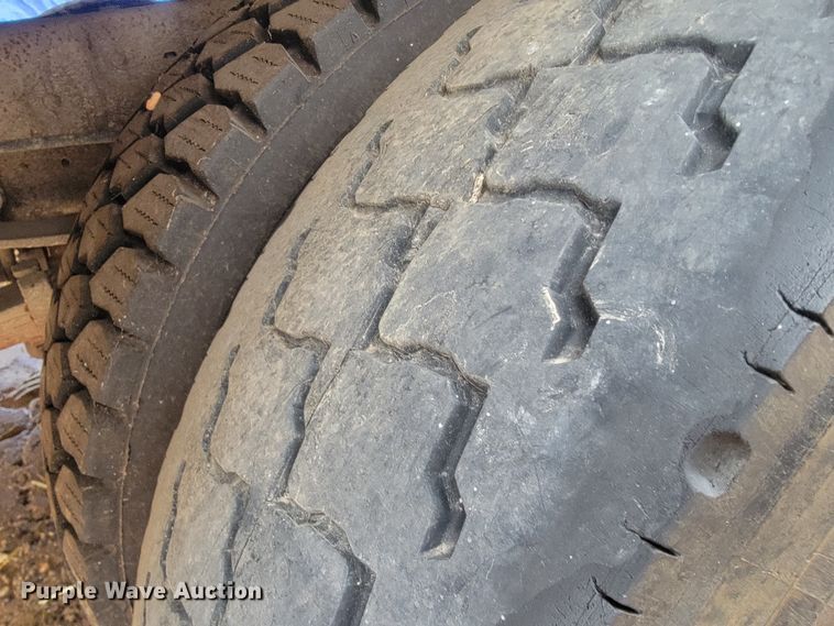 image for item MH9650 2001 Ford F450 Super Duty  bucket truck