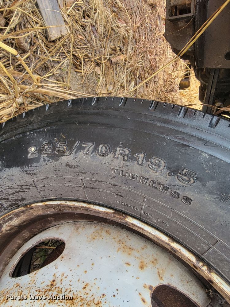 image for item MH9650 2001 Ford F450 Super Duty  bucket truck