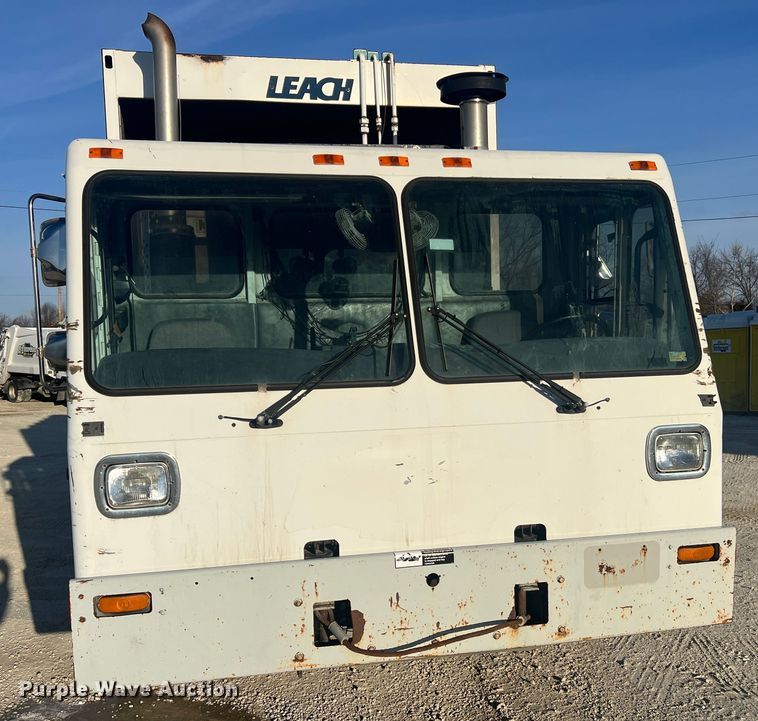 image for item MM9150 2002 Crane Carrier Low Entry  refuse truck