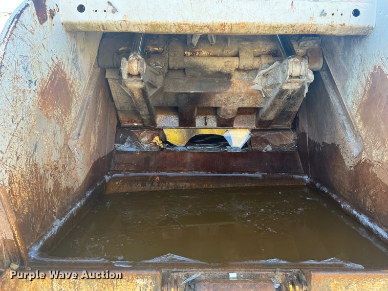 image for item MM9150 2002 Crane Carrier Low Entry  refuse truck