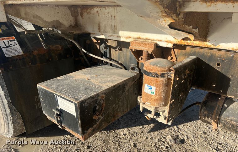 image for item MM9150 2002 Crane Carrier Low Entry  refuse truck