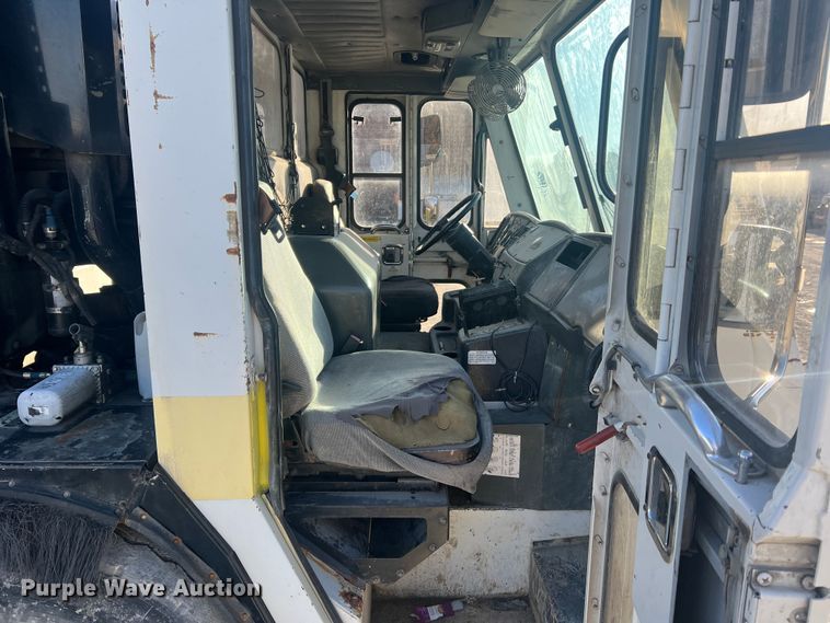 image for item MM9150 2002 Crane Carrier Low Entry  refuse truck