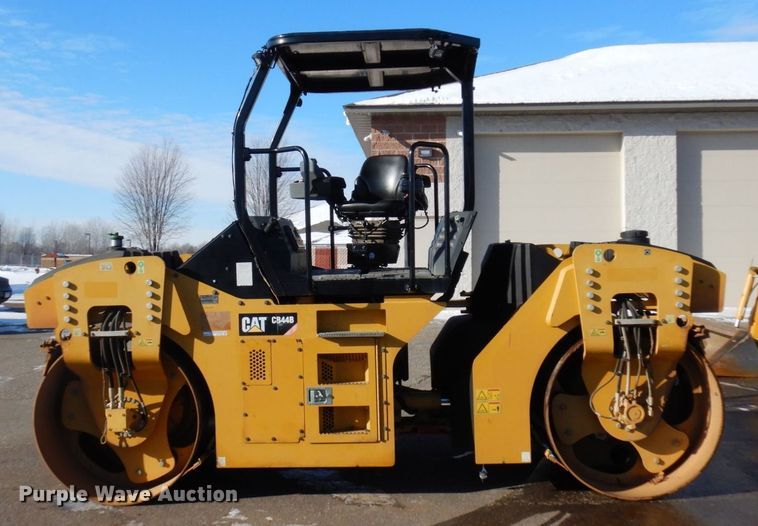 image for item AF9266 2015 Caterpillar CB44B  double drum vibratory roller