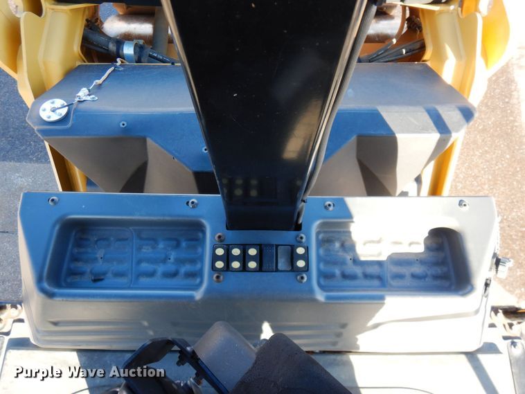 image for item AF9266 2015 Caterpillar CB44B  double drum vibratory roller