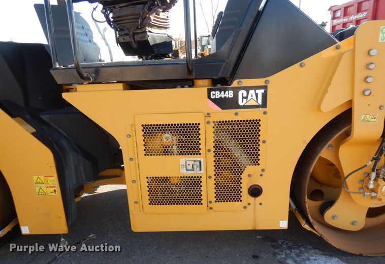 image for item AF9266 2015 Caterpillar CB44B  double drum vibratory roller
