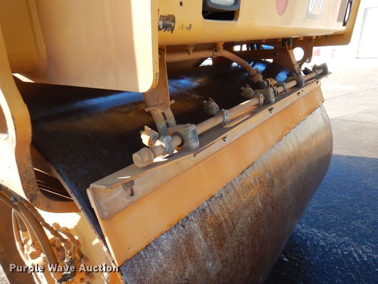 image for item AF9266 2015 Caterpillar CB44B  double drum vibratory roller