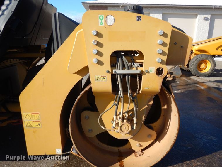 image for item AF9266 2015 Caterpillar CB44B  double drum vibratory roller