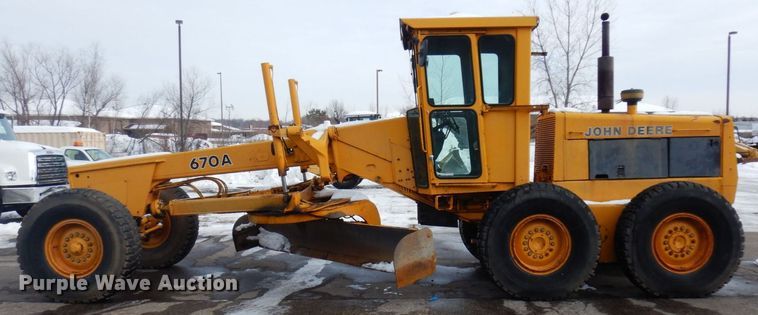 image for item AF9283 1983 John Deere 670A  motor grader