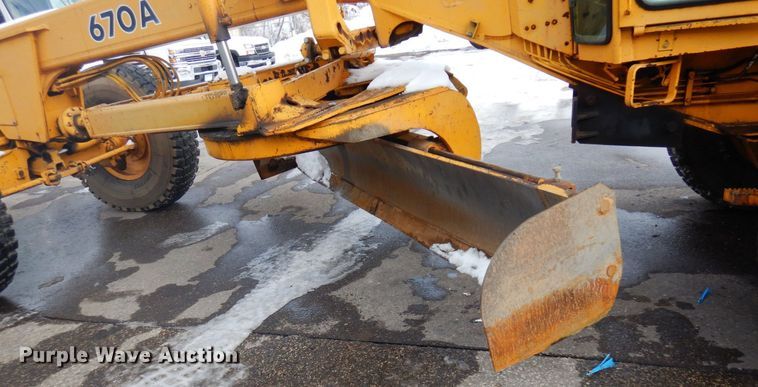 image for item AF9283 1983 John Deere 670A  motor grader