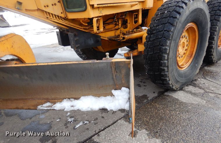 image for item AF9283 1983 John Deere 670A  motor grader