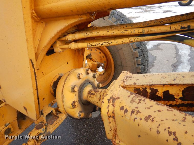 image for item AF9283 1983 John Deere 670A  motor grader