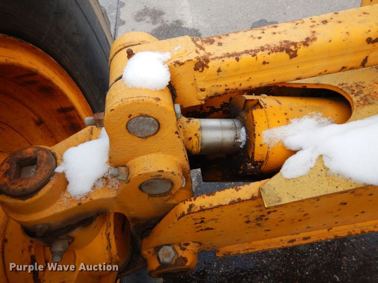 image for item AF9283 1983 John Deere 670A  motor grader