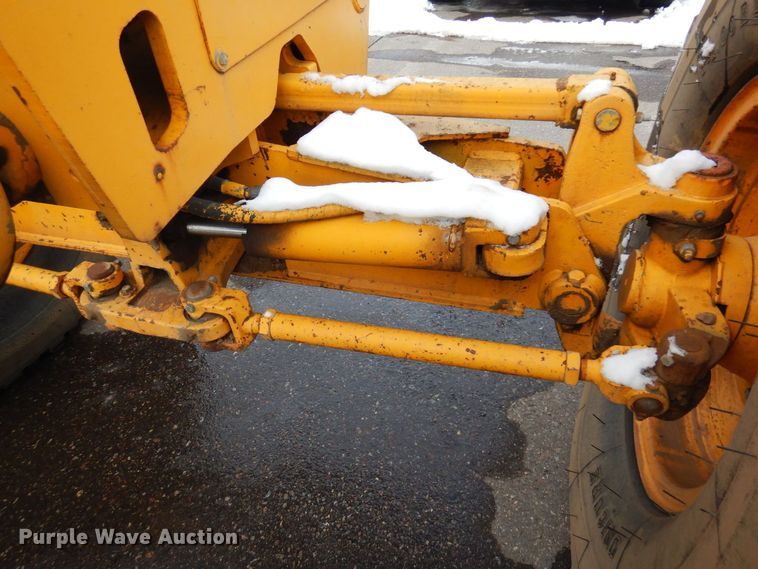 image for item AF9283 1983 John Deere 670A  motor grader