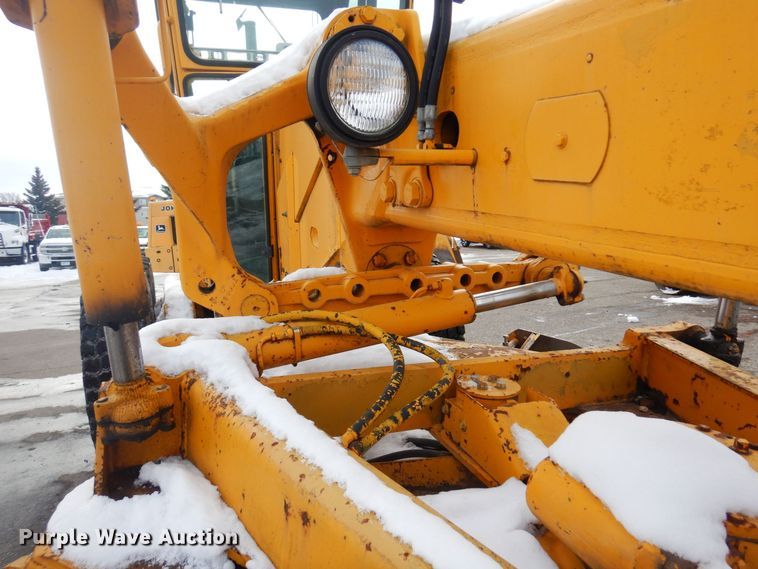 image for item AF9283 1983 John Deere 670A  motor grader