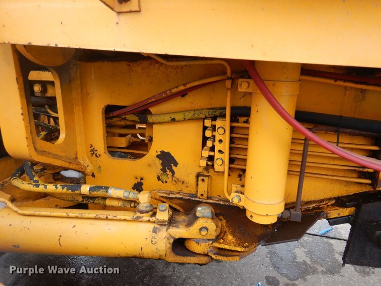 image for item AF9283 1983 John Deere 670A  motor grader