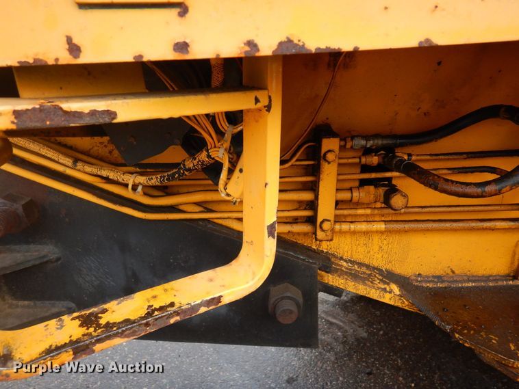 image for item AF9283 1983 John Deere 670A  motor grader