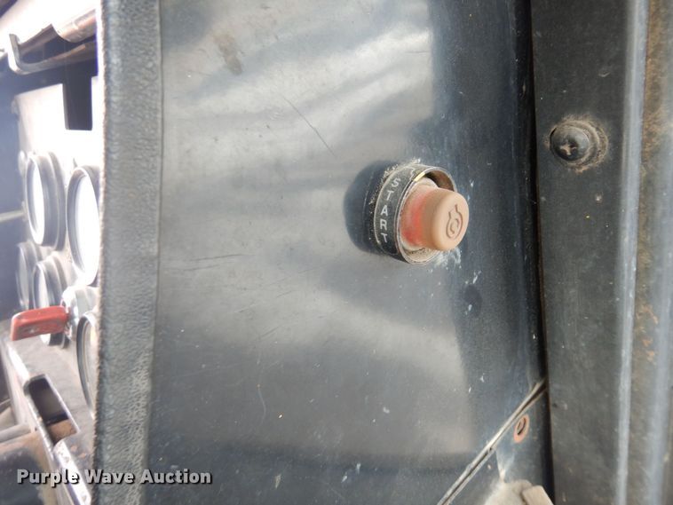 image for item AF9283 1983 John Deere 670A  motor grader