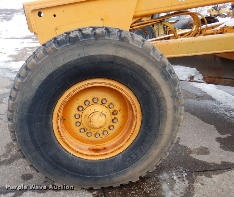 image for item AF9283 1983 John Deere 670A  motor grader