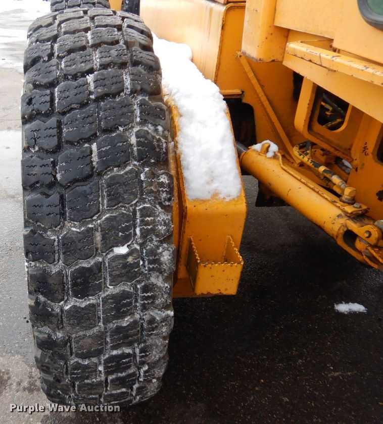 image for item AF9283 1983 John Deere 670A  motor grader