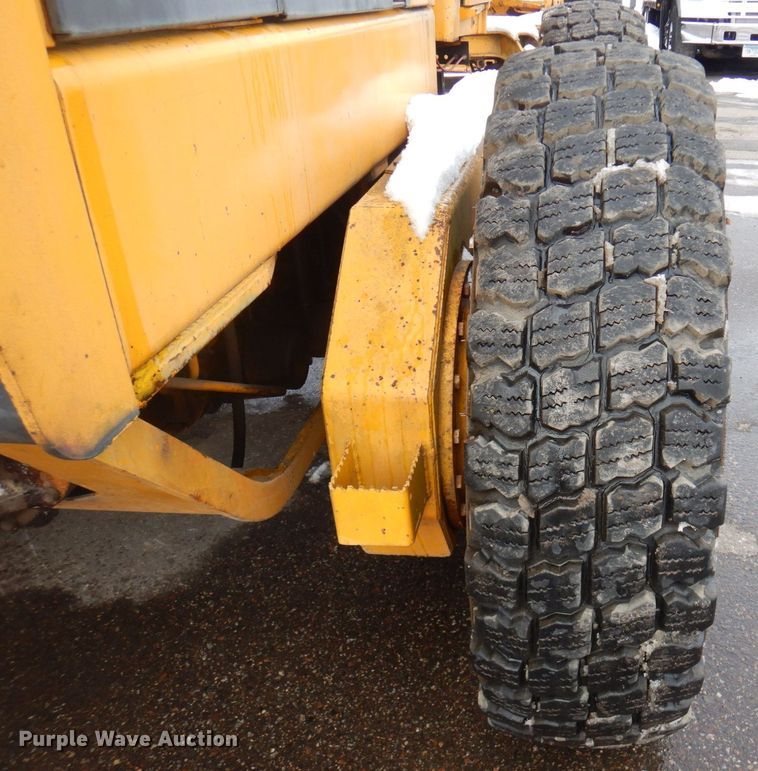 image for item AF9283 1983 John Deere 670A  motor grader