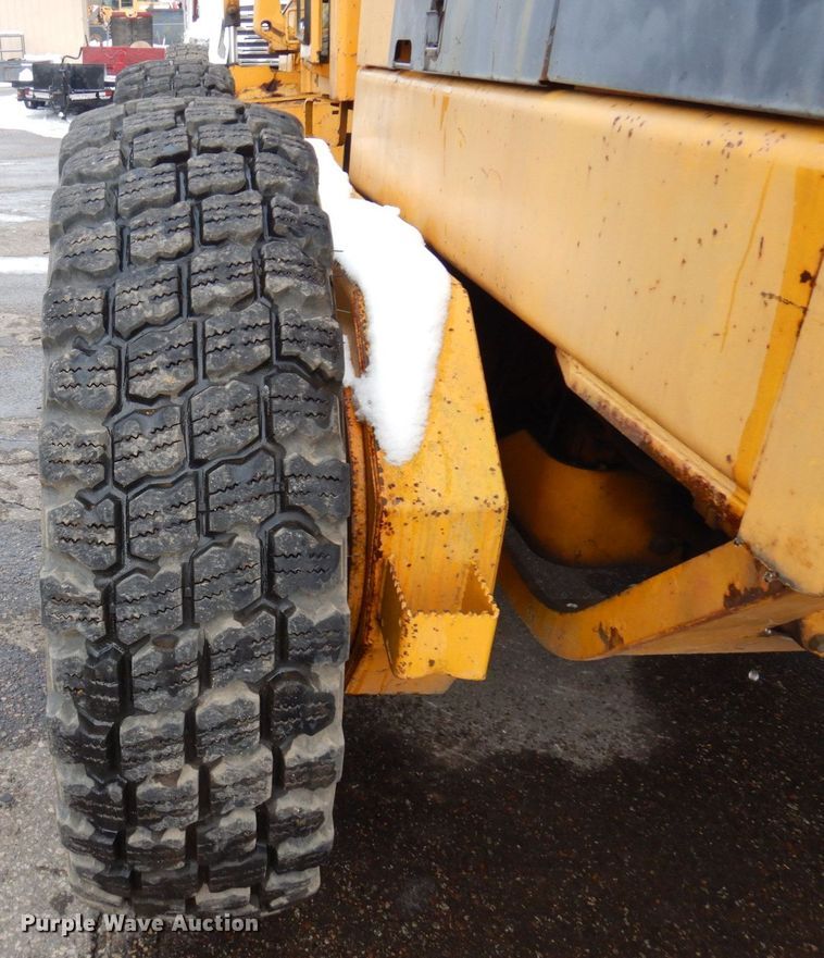 image for item AF9283 1983 John Deere 670A  motor grader